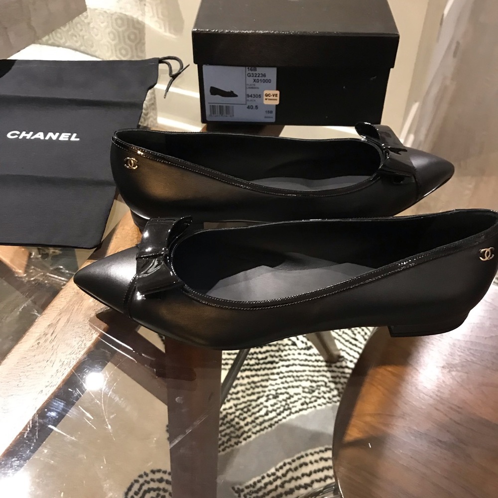 CHANEL LAMBSKIN FLATS . WITH PATENT LEATHER BOW - Picture 7 of 7